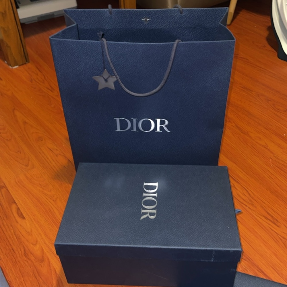 Dior box , shopoing and star charm